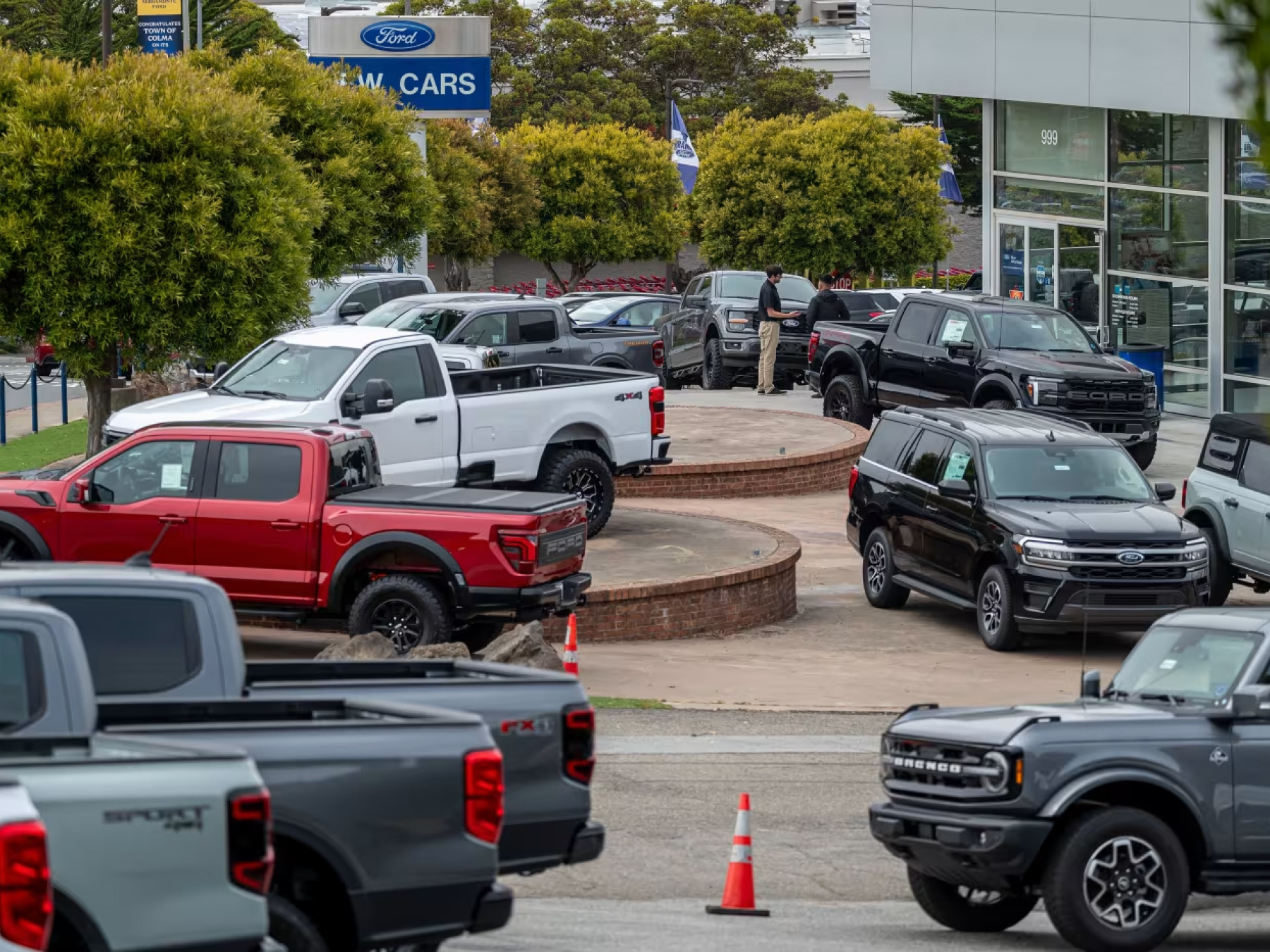 Americans Are Falling Behind on Their Bills. Wall Street Is Alarmed. Americans Are Falling Behind on Their Bills. Wall Street Is Alarmed.