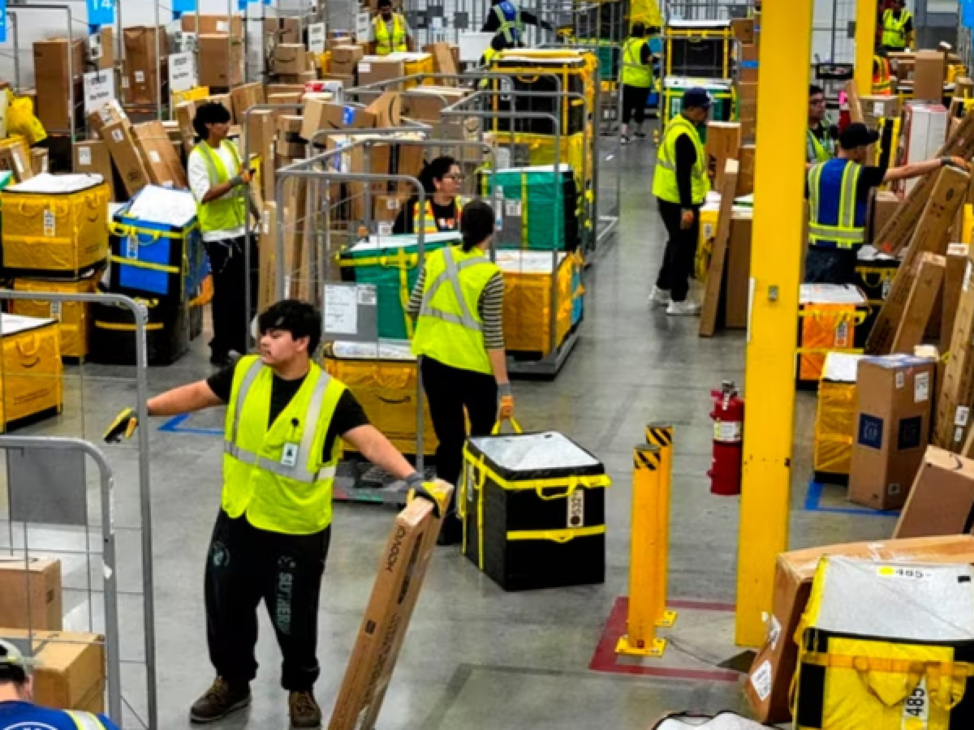 US economy presents complicated picture as election nears